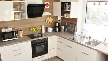 Kühlschrank, Mikrowelle, Ofen, Geschirrspüler