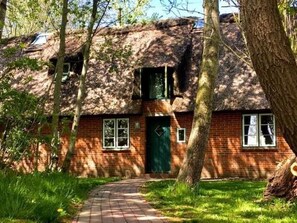 Exterior - Reetdachhaus für erholsamen Familienurlaub by Interhome (Norderfriedrichskoog)