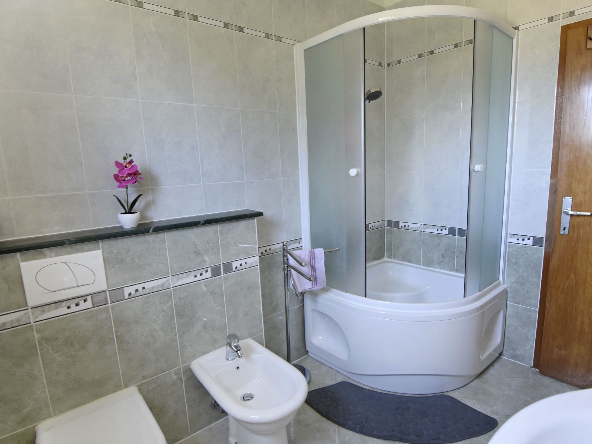 Un bagno con doccia, bidet e WC.