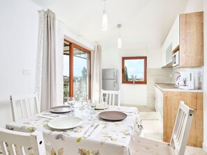 Fridge, microwave, dishwasher, cookware/dishes/utensils - Elia Appartments by Interhome (Umag/Juricani)