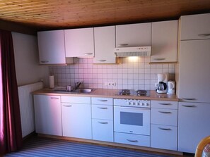 Kühlschrank, Ofen, Kochgeschirr/Geschirr/Besteck