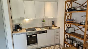 Fridge, oven, dishwasher, cookware/dishes/utensils