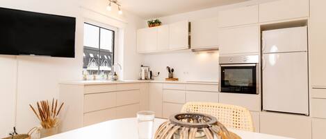 ثلاجة، ميكروويف، فرن، غسالة أطباق