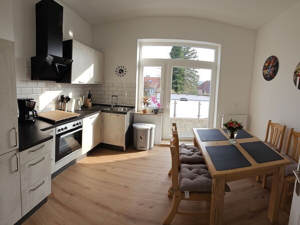 Jääkaappi, mikroaaltouuni, uuni, astianpesukone