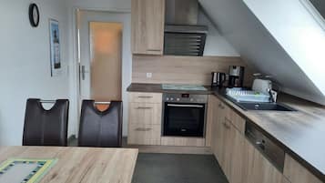 KĂŒhlschrank, Mikrowelle, Ofen, GeschirrspĂŒler