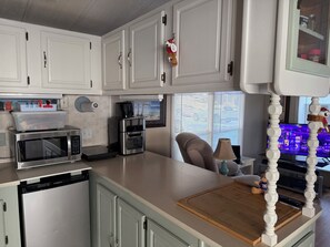 Private kitchen - Cozy 1-bedroom mobile home in nice Zephyrhills with AC.. pool hot tub.. over 55 (Zephyrhills)