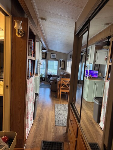 Cozy 1-bedroom mobile home in nice Zephyrhills with AC.. pool hot tub.. over 55