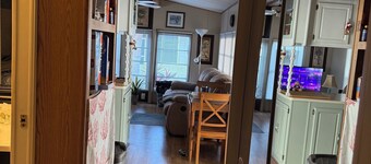 Cozy 1-bedroom mobile home in nice Zephyrhills with AC.. pool hot tub.. over 55