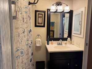 Towels, toilet paper - Cozy 1-bedroom mobile home in nice Zephyrhills with AC.. pool hot tub.. over 55 (Zephyrhills)