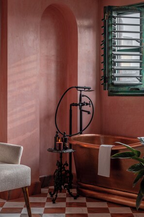 Hausschuhe, Handtücher, Seife, Shampoo