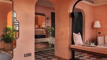 Suite | Minibar, in-room safe, soundproofing, iron/ironing board