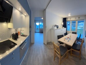 Refrigerador, horno, lavavajillas y utensilios de cocina 