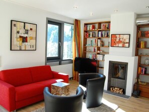 Fernseher, Kamin, DVD-Player