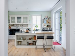 Réfrigérateur, four à micro-ondes, un four, lave-vaisselle