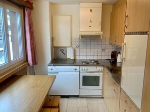 Kühlschrank, Ofen, Kochgeschirr/Geschirr/Besteck