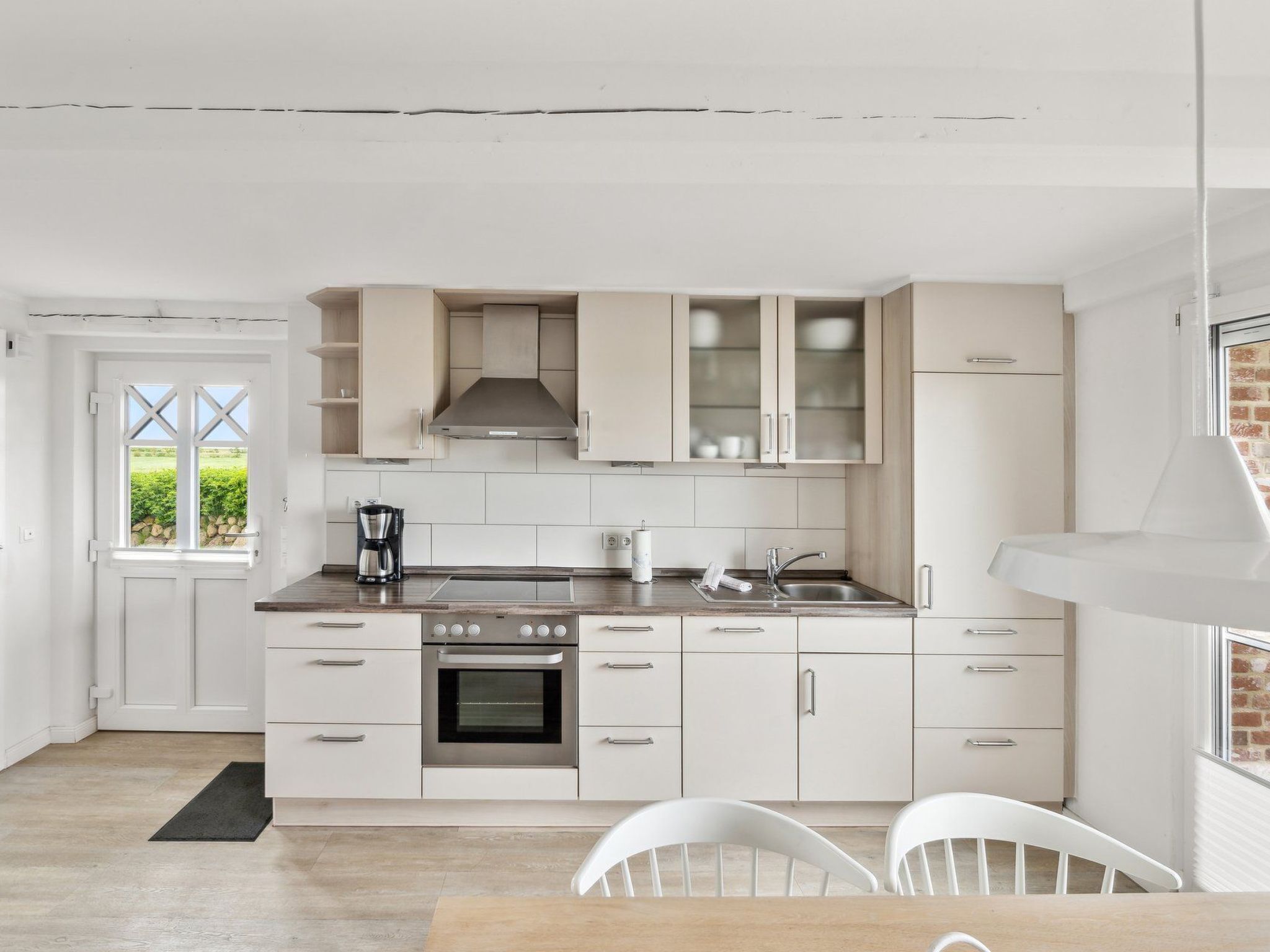 Refrigerador, horno, lavavajillas y utensilios de cocina 