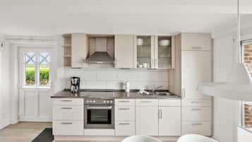 Refrigerador, horno, lavavajillas y utensilios de cocina