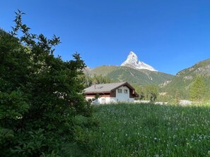 A house with a mountain in the background. - Apartment mit fantastischem Blick aufs Matterhor by Interhome (Zermatt)