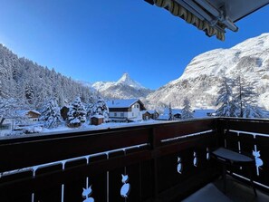 A snowy mountain landscape with houses and a clear blue sky. - Apartment mit fantastischem Blick aufs Matterhor by Interhome (Zermatt)