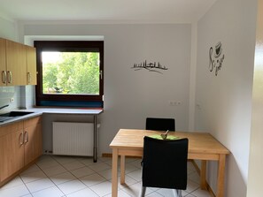 Dining - Elbe-Ferienwohnung mit Terrasse nah am Zentrum by Interhome (Glückstadt)