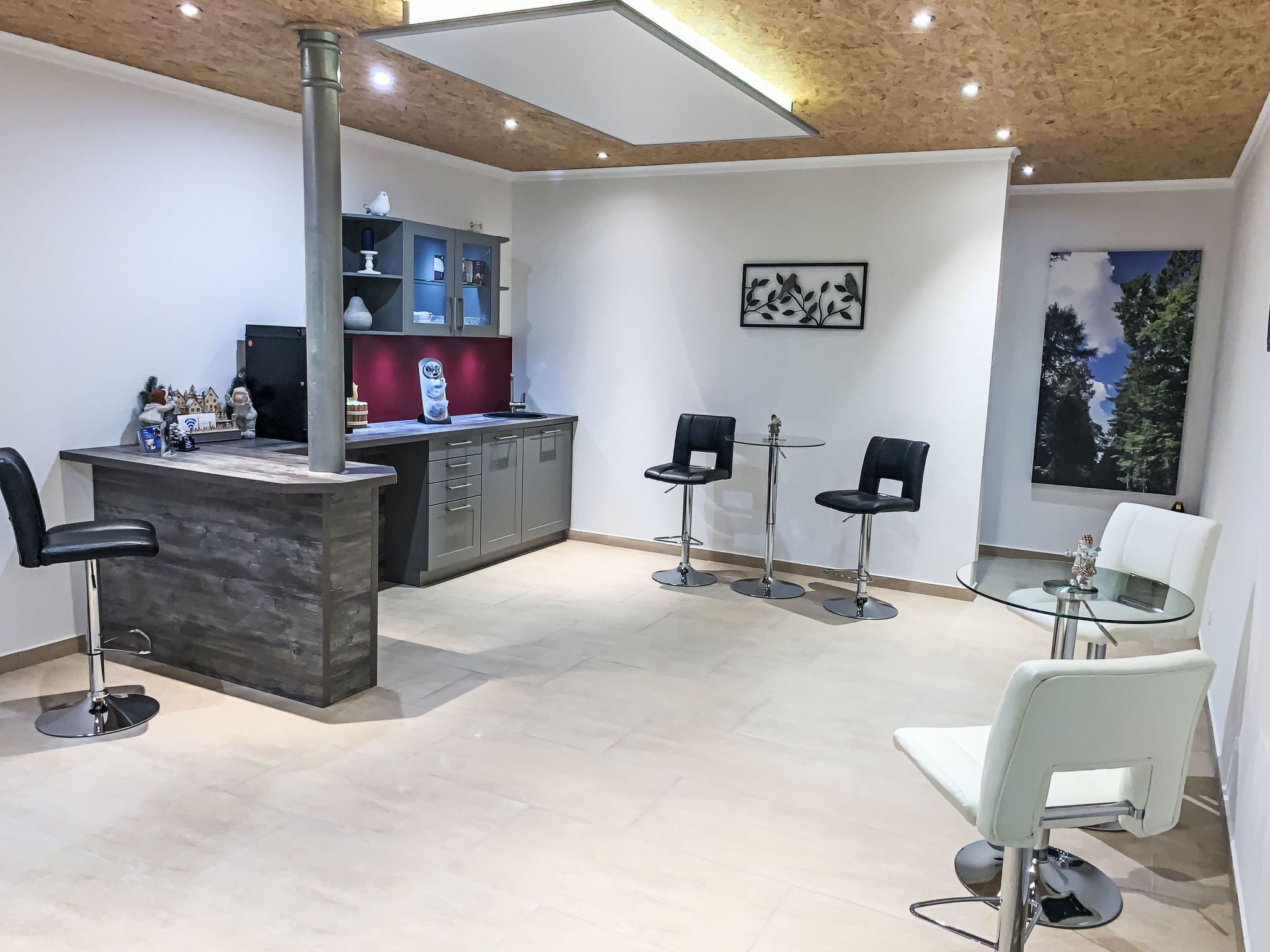 Ein modernes Interieur mit Küchenbereich, Bar und Sitzgelegenheit.