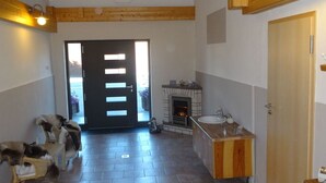 Ein Hotelzimmer mit Kamin, Waschbecken und einer Tür, die nach draußen führt.