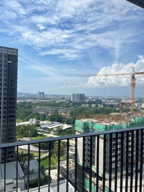 Ein Hochhaus mit Blick auf eine Baustelle und weitere Gebäude im Hintergrund.
