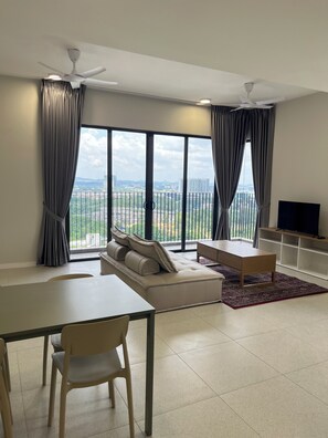 TV - Modern 2BR Staycation - City View - Near Sunway (Subang Jaya)