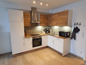 Kühlschrank, Mikrowelle, Ofen, Geschirrspüler