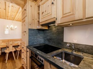 Refrigerador, horno, lavavajillas y utensilios de cocina