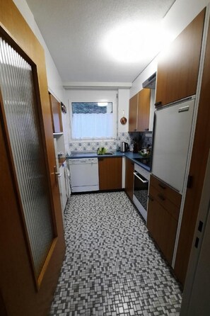 Kühlschrank, Ofen, Geschirrspüler, Kochgeschirr/Geschirr/Besteck