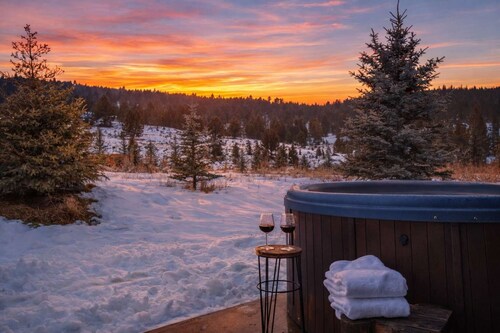 The Drift at Firelight | Private Hot Tub + Walk to Town Center