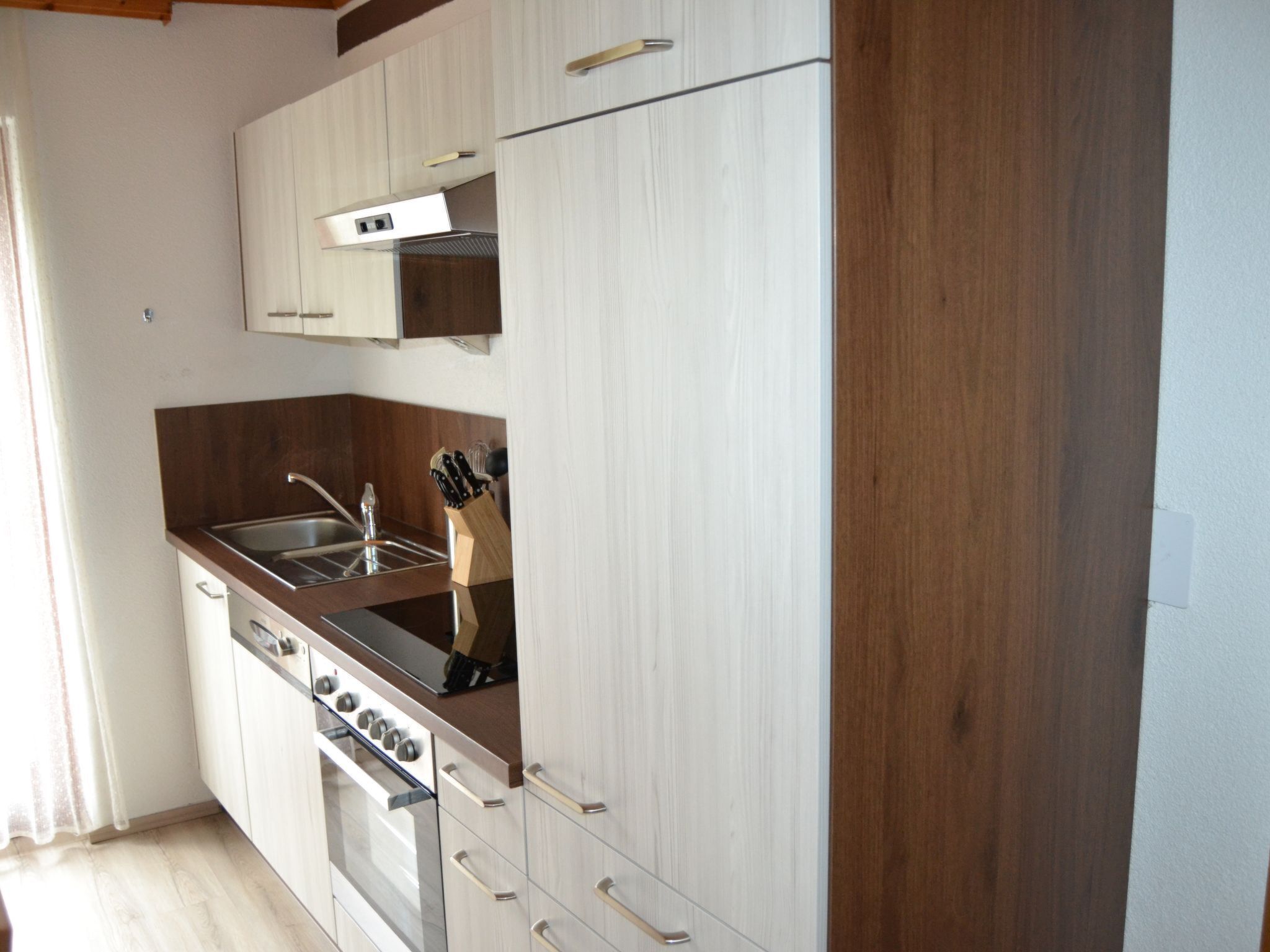 Kühlschrank, Ofen, Geschirrspüler, Kochgeschirr/Geschirr/Besteck