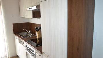 Kühlschrank, Ofen, Geschirrspüler, Kochgeschirr/Geschirr/Besteck