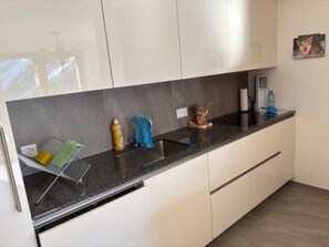 Kühlschrank, Ofen, Geschirrspüler, Kochgeschirr/Geschirr/Besteck