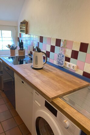 Fridge, microwave, dishwasher, cookware/dishes/utensils - Reetdachkate in Stadland-Seefeld by Interhome (Augustgroden)