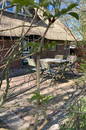 Outdoor dining - Reetdachkate in Stadland-Seefeld by Interhome (Augustgroden)