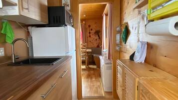 Fridge, microwave, dishwasher, cookware/dishes/utensils