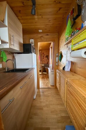 Refrigerador, microondas, lavavajillas, utensilios de cocina
