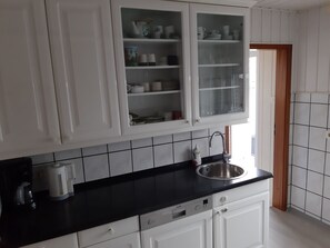 Kühlschrank, Mikrowelle, Ofen, Geschirrspüler