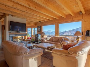 Televisión, chimenea y reproductor de DVD 