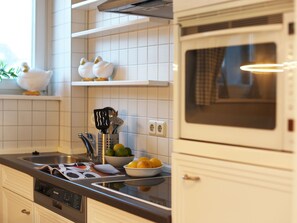 Kühlschrank, Mikrowelle, Geschirrspüler, Kochgeschirr/Geschirr/Besteck