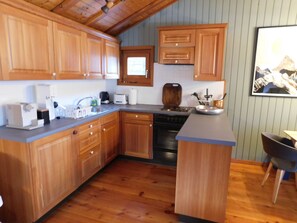 Kühlschrank, Ofen, Kochgeschirr/Geschirr/Besteck