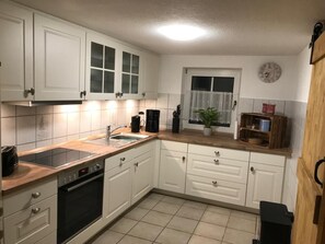 Kühlschrank, Mikrowelle, Ofen, Geschirrspüler