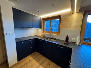 Refrigerador, microondas, horno y lavavajillas 