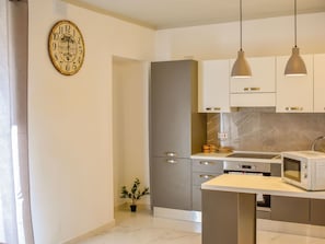Fridge, microwave, oven, cookware/dishes/utensils - "Seaside Spirit" mit Balkon by Interhome (Msida)