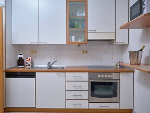 Fridge, oven, dishwasher, cookware/dishes/utensils - M Charmante Wohnung mit Gemeinschaftspool by Interhome (Podstrana)