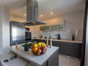 Kühlschrank, Mikrowelle, Ofen, Geschirrspüler