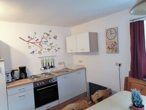 Jääkaappi, uuni, keittoastiat/astiat/ruokailuvälineet