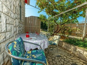 Outdoor dining - in Dramalj mit Terrasse und Grill by Interhome (Crikvenica/Dramalj)